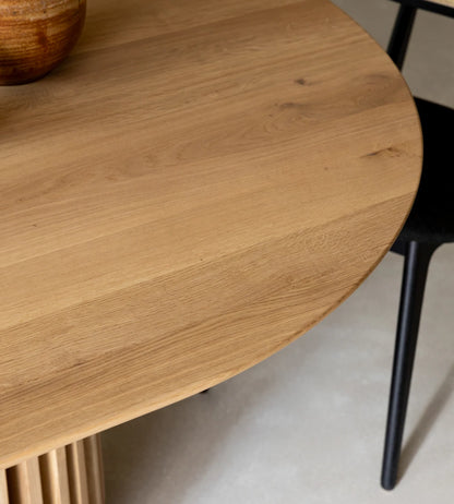 Vincent Sheppard Maru oval dining table